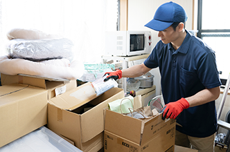 遺品の仕分け作業